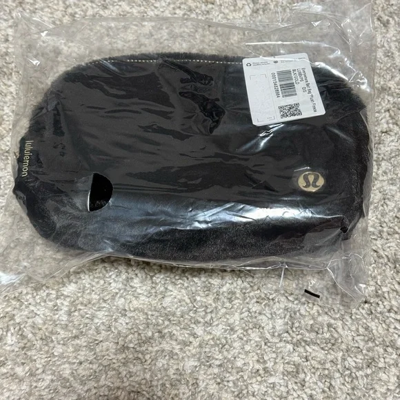 NWT Lululemon Plush Fleece Everywhere Belt Bag 1L in Black and Gold - Picture 2 of 13